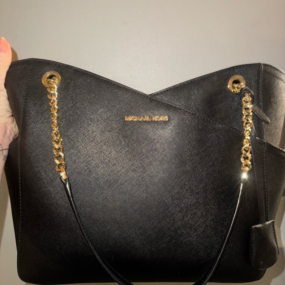 Michael Kors Elegant Black Shoulder Bag with Gold Accents
